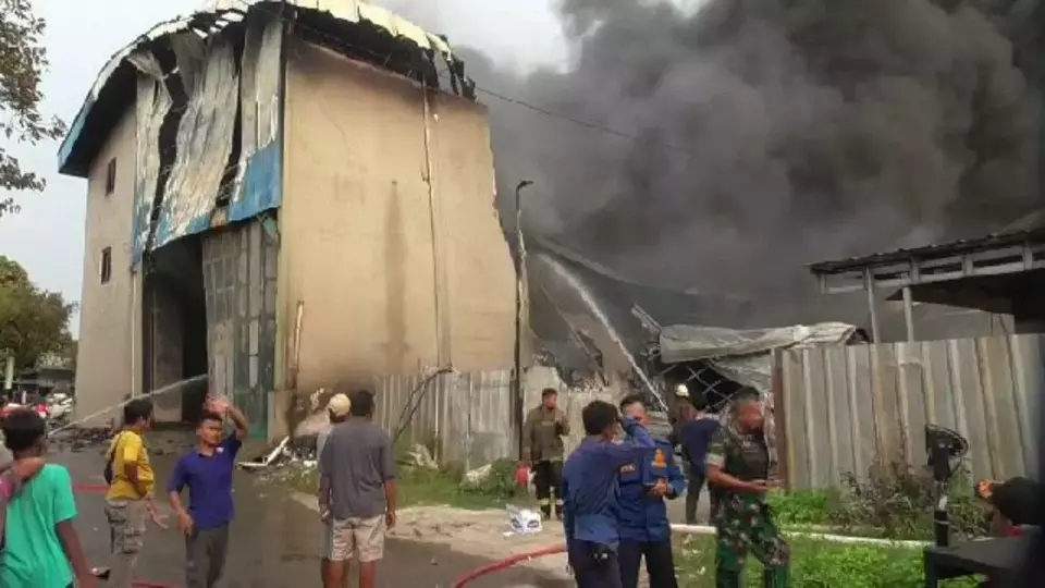 Diduga Akibat Korsleting Listrik, Pabrik Stirofoam D Cikupa Hangus Terbakar