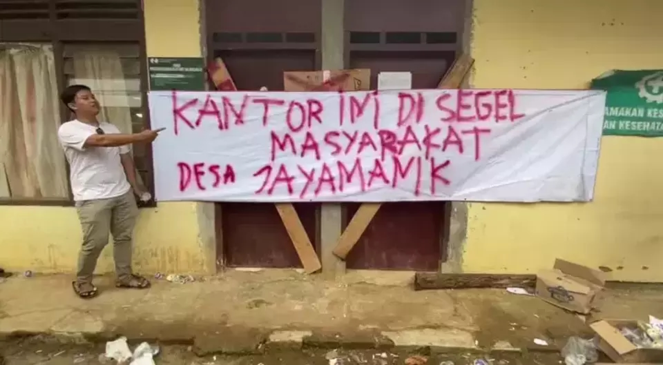 Jalan Rusak Tak Diperbaiki, Ratusan Warga Segel PTPN VIII Di Banten